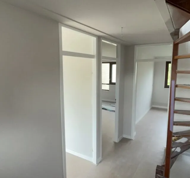 Complete Woning > woonkamer, hal, slaapkamers, trapgat, overloop en zolder | Maassluis in Maassluis (Latex verfspuiten, Schilderwerk)