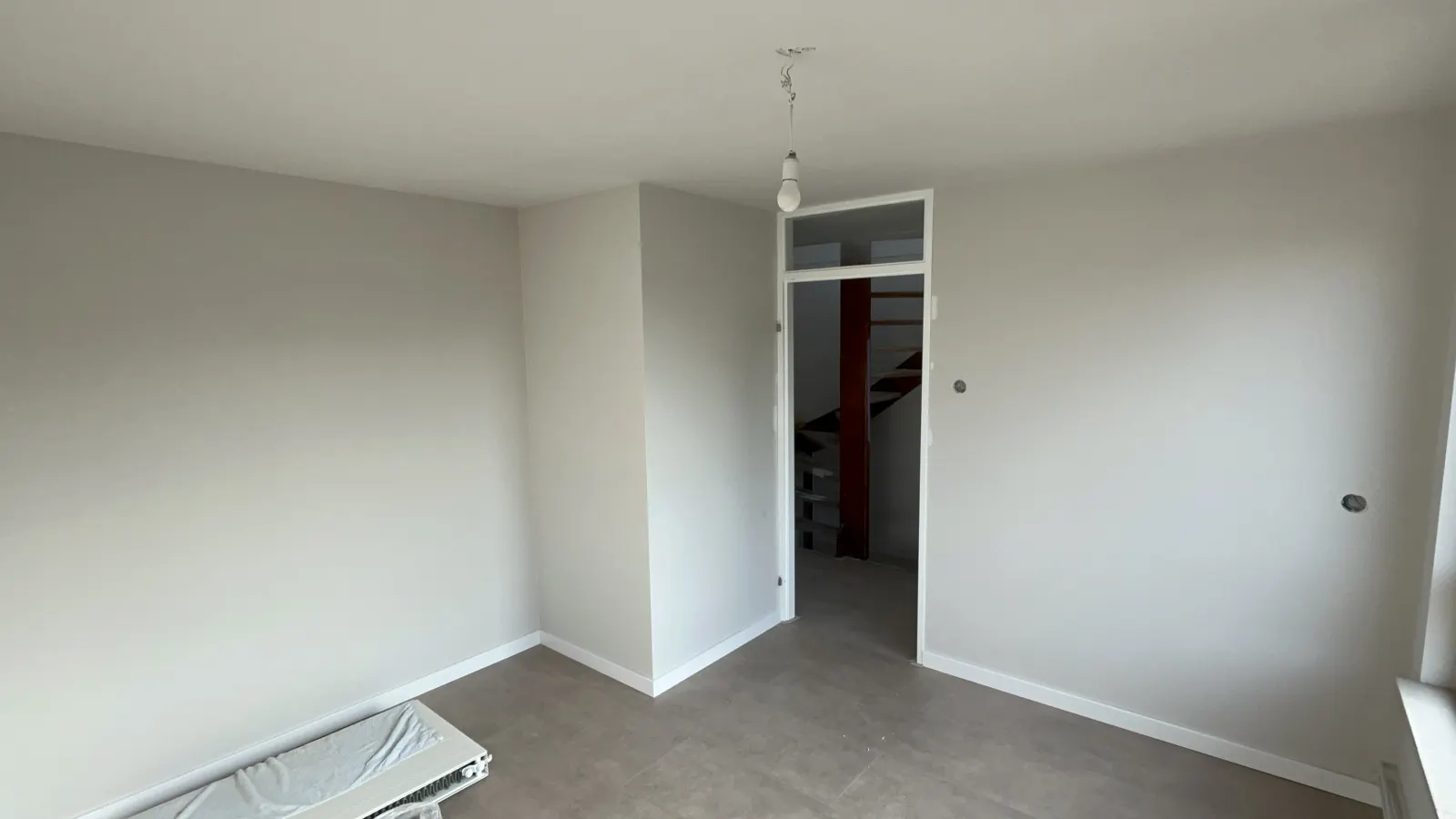 Complete Woning > woonkamer, hal, slaapkamers, trapgat, overloop en zolder | Maassluis