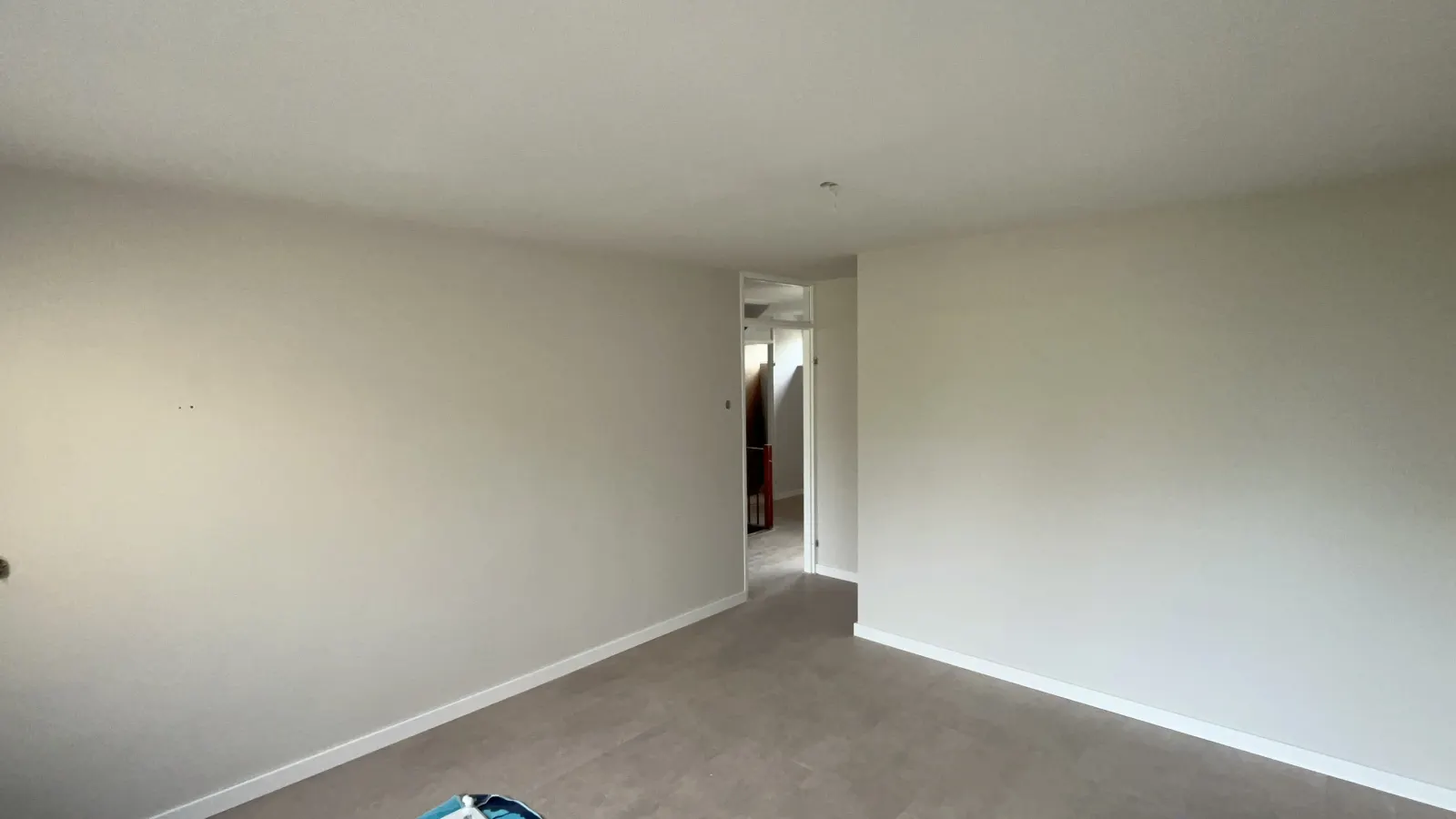 Complete Woning > woonkamer, hal, slaapkamers, trapgat, overloop en zolder | Maassluis