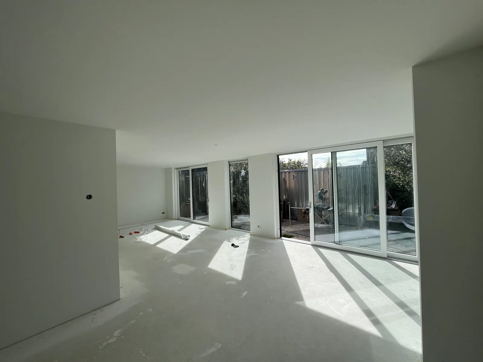 Woning > woonkamer, keuken, hal, overloop en trapgat | Wemeldinge in Wemeldinge (Latex verfspuiten, Stucwerken)